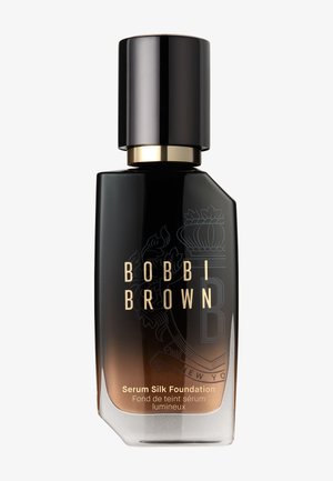 Flacon de fond de teint Bobbi Brown Serum Silk avec un design dégradé noir et marron et des inscriptions dorées à l’avant.