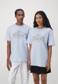 Tommy Jeans VARSITY TEE UNISEX - Camiseta estampada - breezy blue