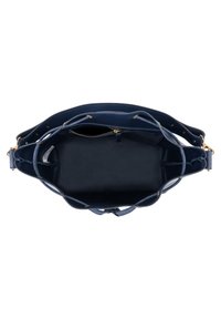 Kék bőr kézitáska struktúrált formával, arany kiegészítőkkel, dupla vállpánttal és tágas belső résszel, amely cipzáras zsebet tartalmaz.