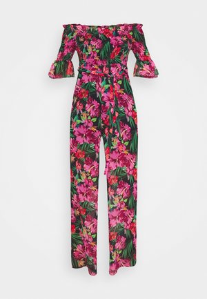 Floral off-shoulder jumpsuit met roze en rode bloemen, groene bladeren, driekwart mouwen met ruches en een taillekoord.