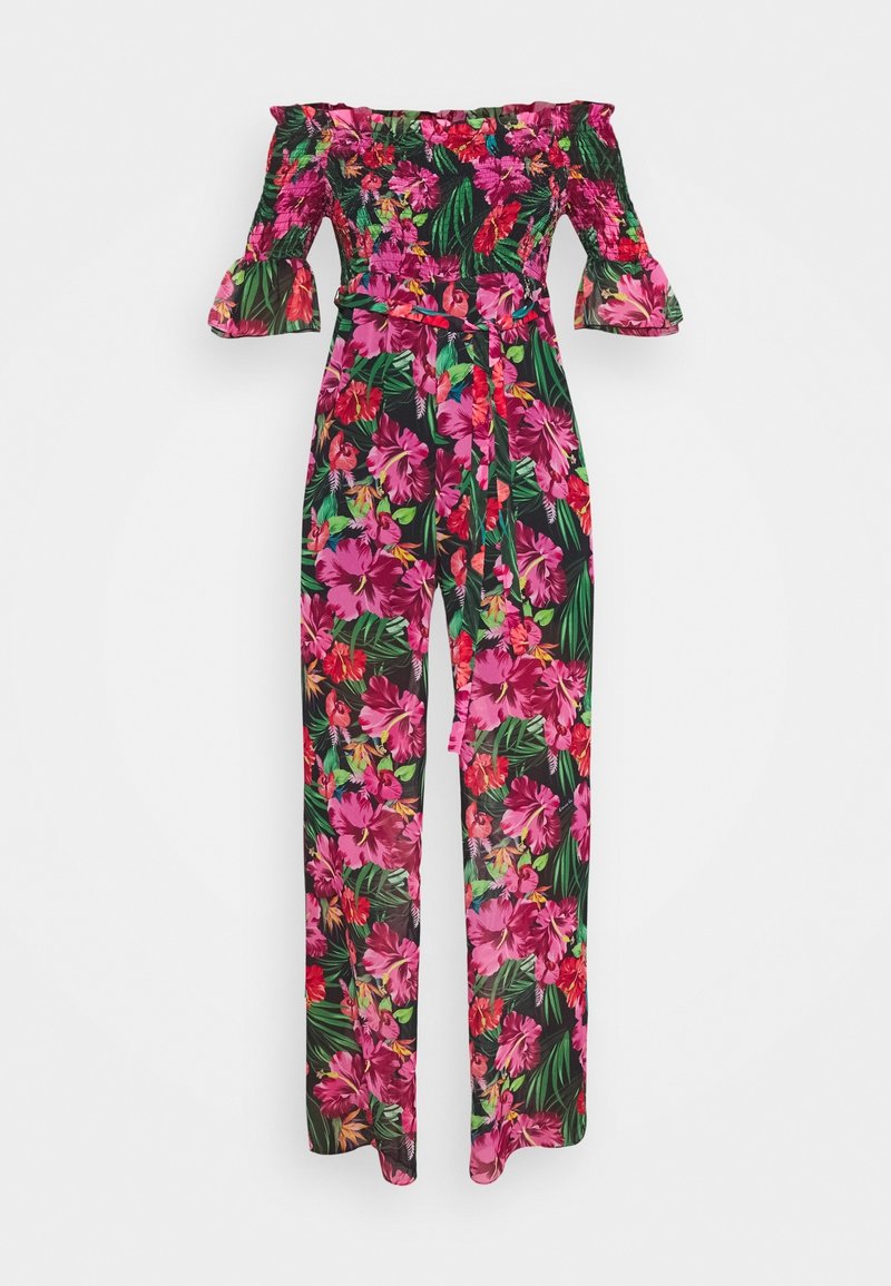 Combinaison fleurie à épaules dénudées avec des fleurs roses et rouges, des feuilles vertes, des manches trois-quarts avec volants et une ceinture à nouer à la taille.