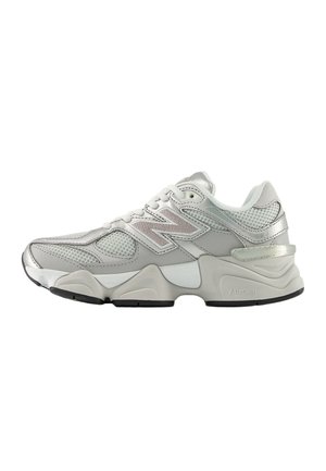Sneaker New Balance grigio chiaro e argento con pannelli in mesh, suola spessa ammortizzata con etichetta "ABZORB" e chiusura con lacci, vista laterale.