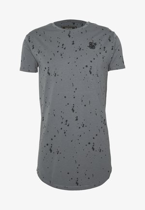 Graues T-Shirt mit kurzen Ärmeln, schwarzem Farbklecksmuster und kleinem schwarzen, gesticktem Logo auf der linken Brust.