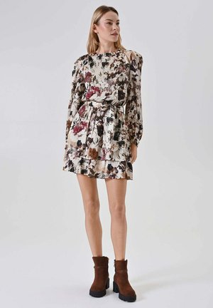 Vestito floreale con maniche lunghe, vita aderente e gonna a strati. Presenta uno sfondo crema chiaro con motivi floreali rosso scuro e verde.