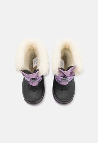 Černé vodotěsné boty s fialovými popruhy a kožešinovou podšívkou. Zaoblená špička a texturované detaily na kotníku. Plochá podrážka s jemným fialovým lemováním.