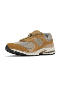 Scarpe sportive marroni e grigie realizzate in materiali scamosciati e rete, con allacciatura frontale, colletto imbottito e suola in gomma nera testurizzata.