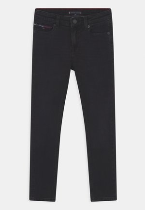 Jean noir skinny en denim avec un design classique à cinq poches, doté d'un bouton en métal et de subtils accents de couture rouges et bleus.