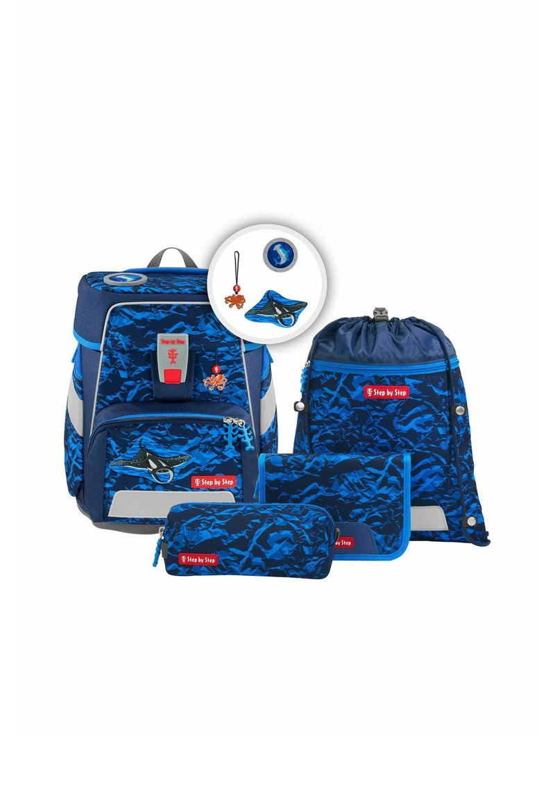Conjunto de mochila azul que incluye una mochila grande, una bolsa con cordón, un estuche para lápices y una bolsa más pequeña; todos con un patrón de olas y detalles en rojo.
