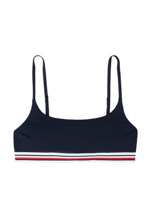 Navy plavi rebrasti bralet s ravnim izrezom, tankim naramenicama i prugastim pojasom u bijeloj, crvenoj i mornarskoj boji na dnu.