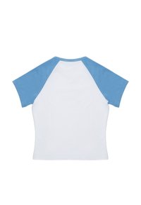 Maglietta a maniche corte, corpo bianco con maniche raglan blu. Materiale in cotone, forma aderente, texture liscia, senza grafiche o decorazioni.