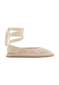 Zapato plano beige con parte superior de punto texturizado y diseño de tobillo con cordones. Presenta una punta redonda y una suela tejida para mayor agarre.