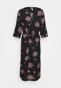 Musta mekko, jossa on vaaleanpunainen kukkakuosi, V-pääntie, kolmen neljänneksen hihat ja säädettävä vyö vyötäröllä.