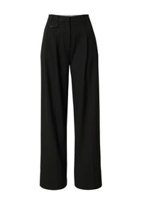 Zwarte wijde broek met hoge taille, geplooide voorkant en knoopdetail. Gemaakt van een soepele stof met een slanke uitstraling.