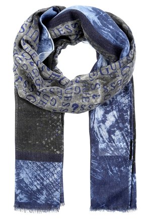 Blauwgrijs sjaal met verschillende texturen en herhaald "GUESS"-tekst, losjes in een lus met franjes aan de randen.