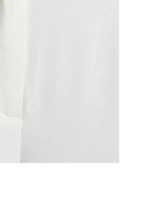 Weißer Stoff mit einer glatten Textur, der ein diagonales Webmuster aufweist. Die Kanten sind ordentlich genäht und haben einen leichten Glanz.