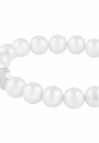Vit pärlarmband med runda, glänsande pärlor med en slät yta, säkrade med en metallspänne. Varje pärla har en subtil glans.