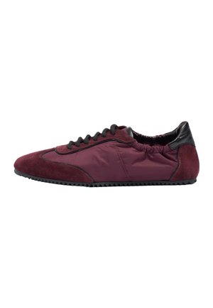 Zapatilla deportiva para hombre de perfil bajo en nailon burdeos y ante con cordones negros y un cuello acolchado negro en el talón.
