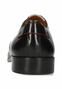 Scarpa da cerimonia in pelle nera vista da dietro, con punta rotonda, superficie liscia e un sottile accento rosso lungo la cucitura.