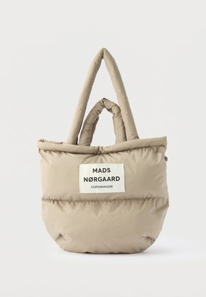 Sac fourre-tout beige matelassé avec deux anses, arborant une étiquette blanche portant le texte « MADS NØRGAARD COPENHAGEN » sur le devant.