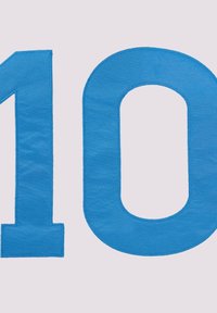 Blauwe stofappliqué met een textuurafwerking, waarop het getal "10" in een vetgedrukt, afgerond lettertype tegen een lichte achtergrond is weergegeven.