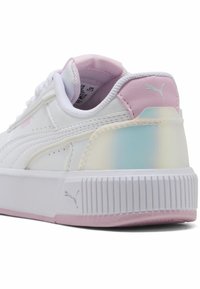 Białe trampki z różowymi akcentami, syntetyczna cholewka, błyszczący iryzujący obcas, teksturowana biała podeszwa oraz tradycyjne sznurowanie.