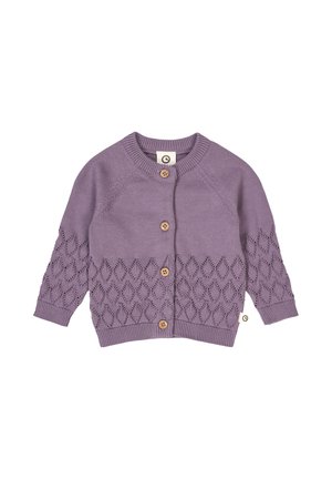 Violetti neulecardigan, jossa on timanttikuvioiset pitsihihat, kolme puunappia sekä ribattua resoria hihoissa ja helmassa. Valmistettu pehmeästä kankaasta.