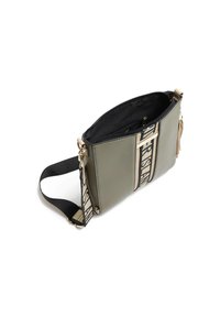 Olivově zelená taška přes rameno s černou textilní vnitřní částí, béžovým a černým nastavitelním popruhem, předním logem a detaily zlaté barvy.