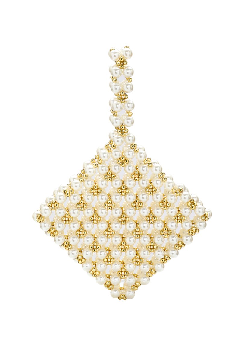 Pendente a forma di diamante realizzato con perle bianche e perline dorate, caratterizzato da un motivo a griglia con un prominente anello per il pendente.