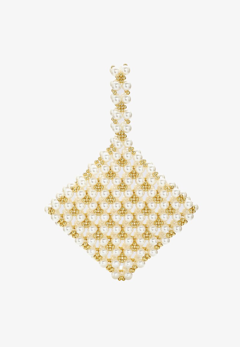 Diamentowy wisiorek wykonany z białych pereł i złotych koralików, charakteryzujący się wzorem siatki z wyraźną pętlą do zawieszania.