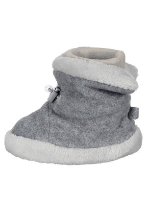 Szary kapcie-kozaki z polaru z białą pluszową wyściółką i wykończeniem, z regulowanym zapięciem na boku dla dopasowania.