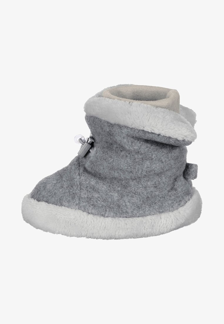 Chausson bottine en polaire grise avec doublure et bordure en peluche blanche, avec une fermeture réglable à bouton-pression sur le côté pour un ajustement parfait.
