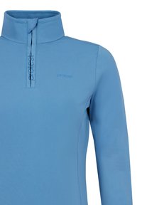 Pullover azzurro chiaro con zip a tre quarti, realizzato in tessuto morbido ed elastico. Presenta un colletto alto e un logo discreto sul petto. Dettagli delle cuciture visibili.