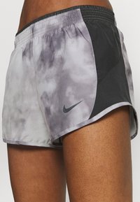 Nike Performance Pantalón corto de deporte - grey