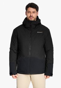 Schwarze isolierte Jacke mit hohem Kragen, Reißverschluss und zweifarbigen Stoff, mit einem Logo auf der Brust und einer abnehmbaren Kapuze.