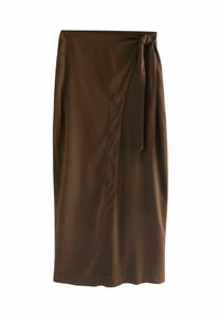 Jupe portefeuille marron fabriquée en tissu lisse. Dotée d'un nœud à la taille sur le côté et d'une silhouette droite avec un ourlet légèrement asymétrique.