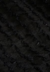 Schwarzer Stoff mit einer strukturierten Oberfläche, die mit Rüschenakzenten und wechselnden glatten Streifen verziert ist, wodurch ein geschichteter visueller Effekt entsteht.