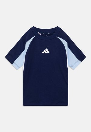 Tumed sinise puuvillane T-särk helesiniste raglanvarrukatega. Ees on valge Adidas logo, ümmargune kaelus ja lühikesed varrukad.