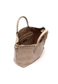 Beige läder tote-väska med nitar, dragkedjestängning och två handtag. Insidan har ett fack och en tygfoder.