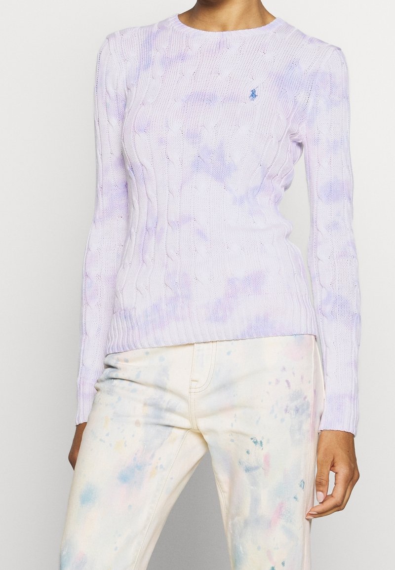 Lawendowy sweter dziany z wzorem warkocza, z długimi rękawami i prążkowanym dekoltem. Delikatne niebieskie akcenty i dopasowana sylwetka.