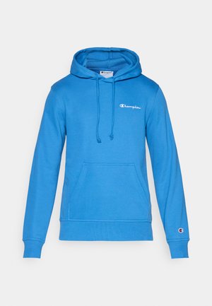 Blauer Kapuzenpullover aus weichem Stoff, mit einer Fronttasche, gerippten Bündchen und einem kleinen weißen Champion-Logo auf der Brust.