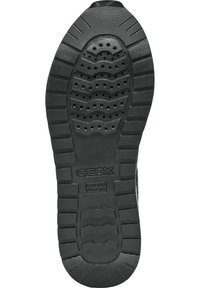 Suola di scarpa in gomma nera con una superficie texturizzata caratterizzata da righe, motivi e fori di ventilazione, marchiata con "GEOX" e "BREVETTO ITALIANO."
