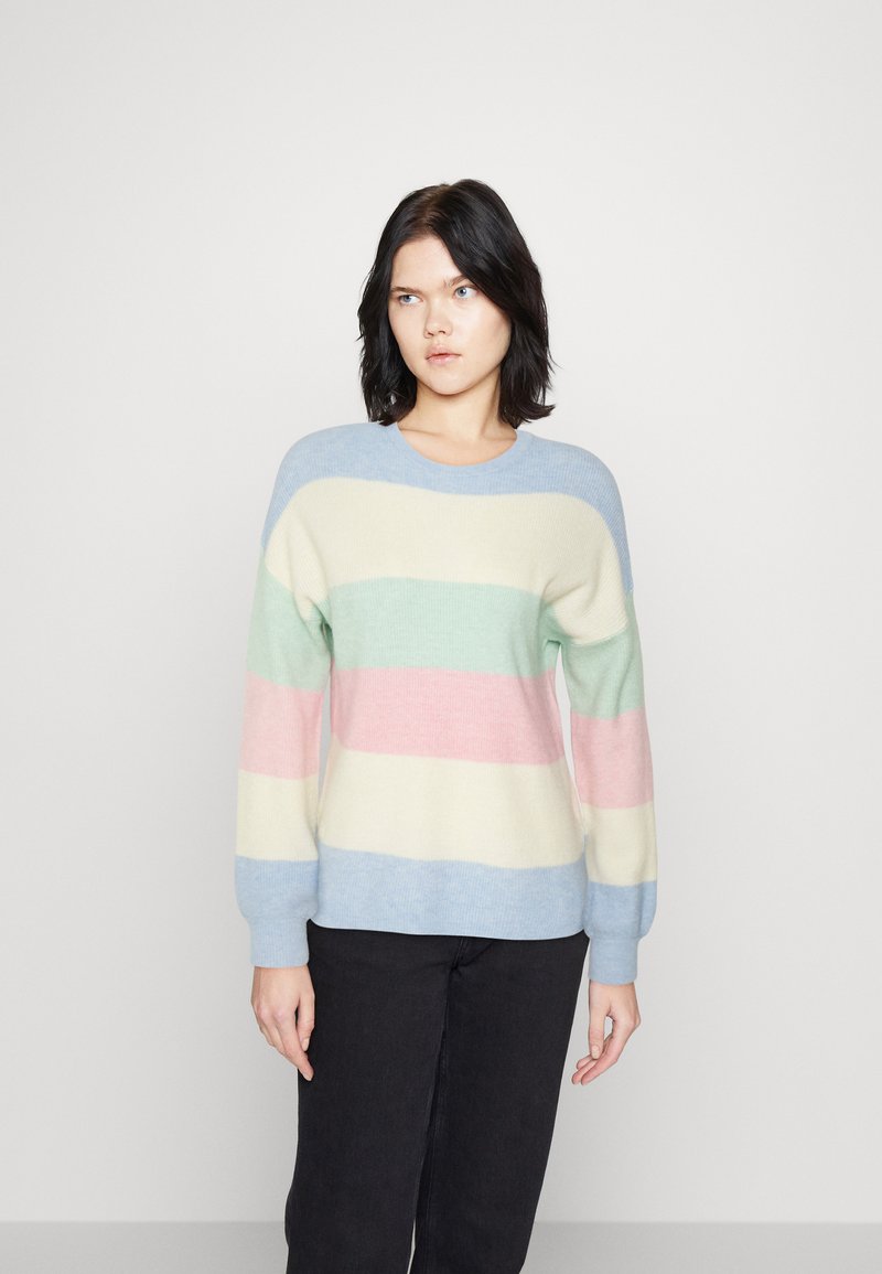 Pull rayé aux couleurs pastel : bleu, vert menthe, rose et crème. Fabriqué en tissu doux avec des manches longues et un col rond.