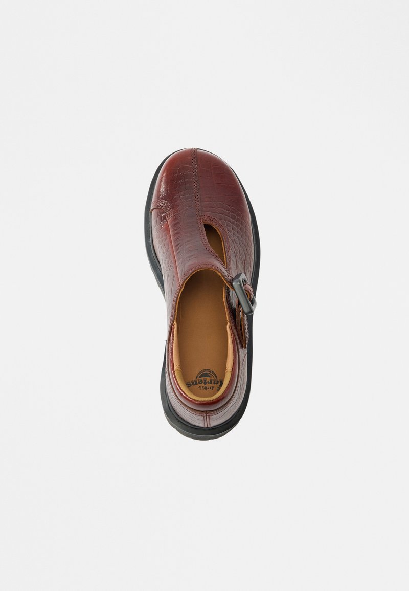 Brauner Lederschuh mit Krokodilstruktur, geschlossenem Zehenbereich und verstellbarem Riemen. Verfügt über eine gepolsterte Innensohle und eine Gummisohle.