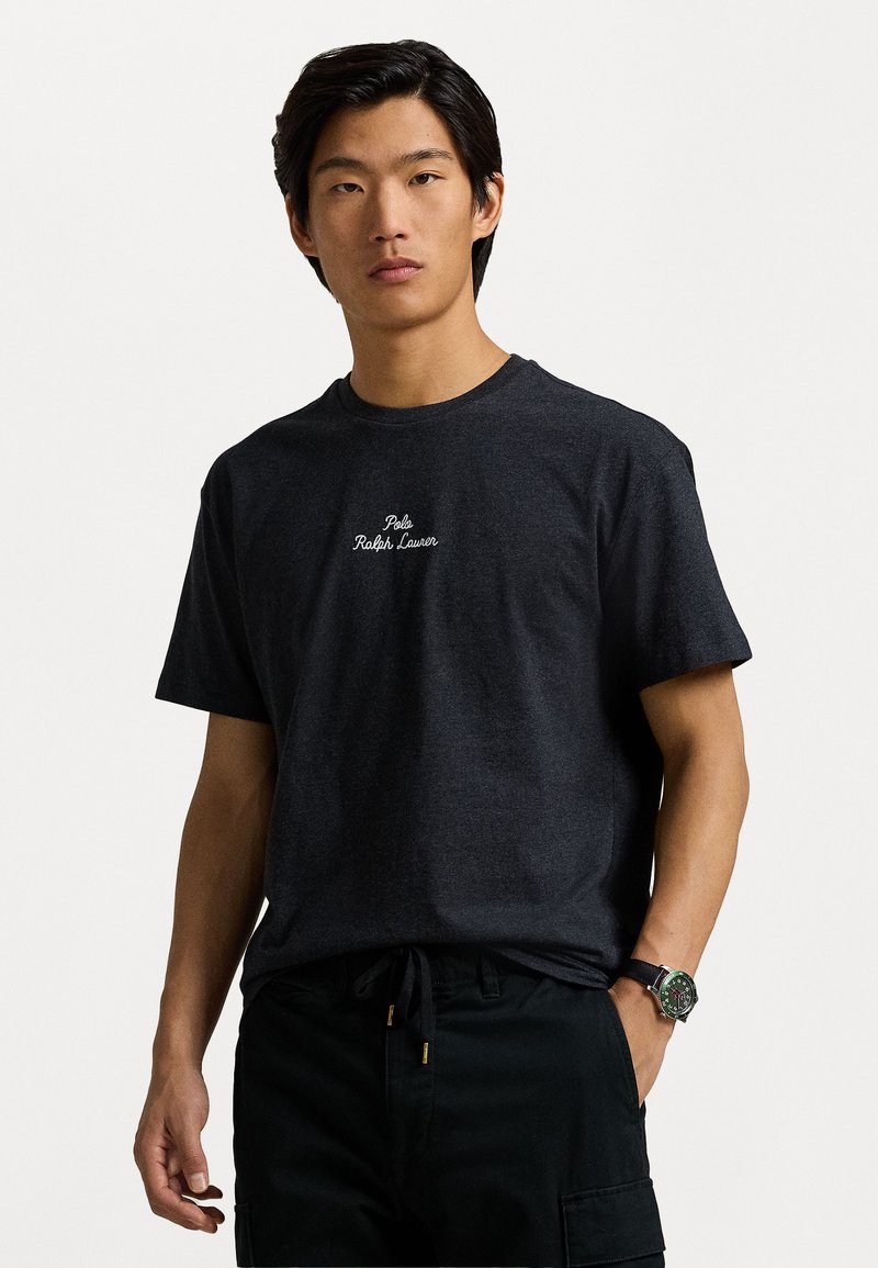 Tricou scurt din bumbac gri închis, cu mânecă scurtă, cu broderie albă "Polo Ralph Lauren" pe piept, fabricat dintr-un material moale și având o croială lejeră.