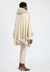 INFLUENCER POMPOM - Cape - beige