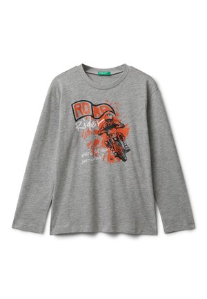 Grijze langarm t-shirt van katoen, met een grafische motordesign in oranje en zwart met de tekst "Road Rider" en verfspatten details.