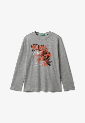 T-shirt grigia a maniche lunghe in cotone, con una grafica di motocicletta in arancione e nero e il testo "Road Rider" con dettagli di schizzi di vernice.