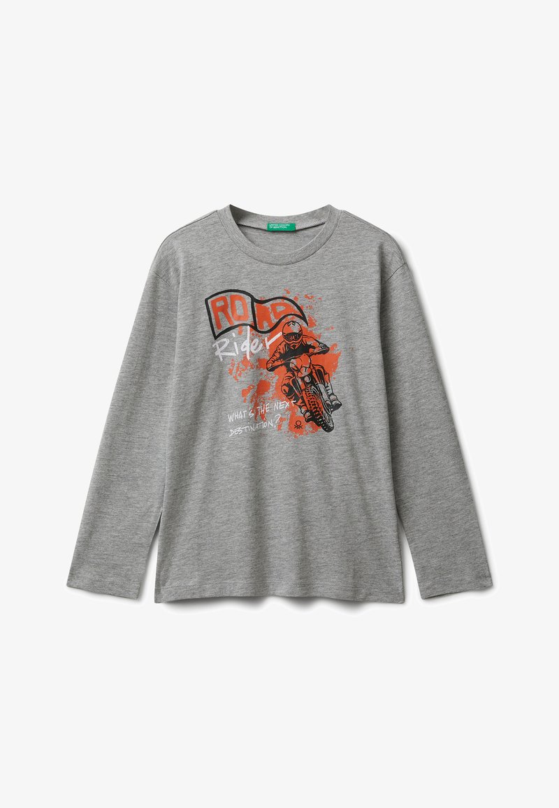 Camiseta de manga larga gris hecha de algodón, que presenta un gráfico de motocicleta en naranja y negro con el texto "Road Rider" y detalles de salpicaduras de pintura.