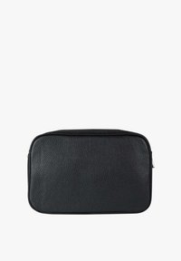 Borsa da toilette in pelle nera con superficie testurizzata, forma rettangolare e cerniera dorata. Design minimalista senza motivi o decorazioni aggiuntive.