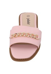 Roze slide sandalen met een brede band die een gouden kettingaccent heeft, vlakke zool en een gestructureerde rubberen loopzool. Maat 37 aangegeven aan de binnenkant.
